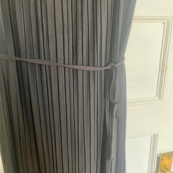 Uniqlo Pleated Dress with Waist Tie, M - Picture 2 of 3